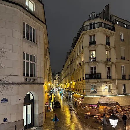 Parisian Mona Lisa - Heart Of Apartment